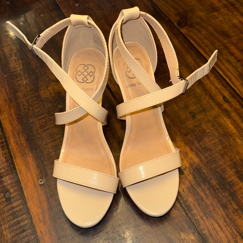Daisy Fuentes Nude Classy Open-Toe Heels Size 7